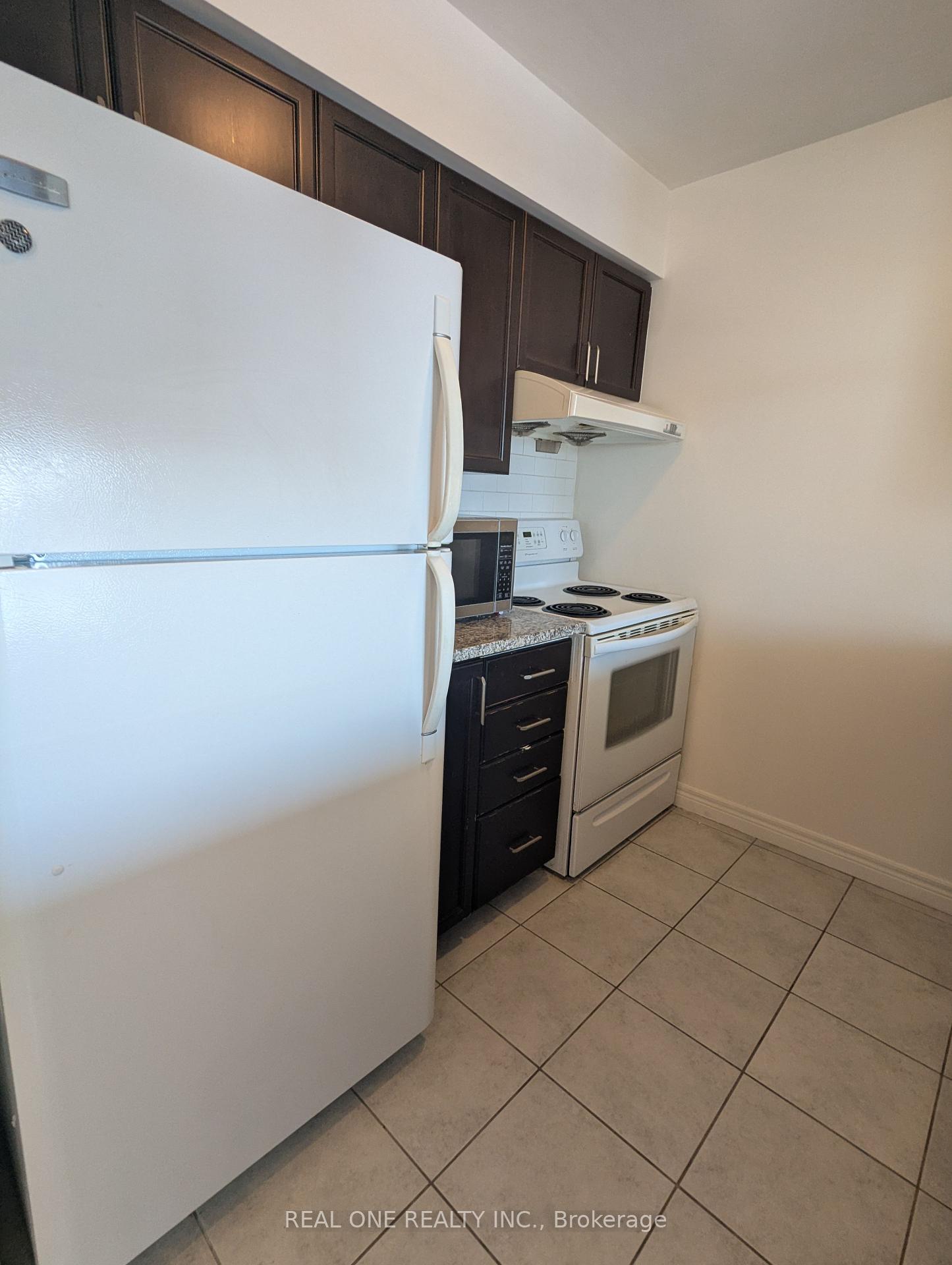 1 Bedroom Condo at 60 Town Centre, Toronto For sale