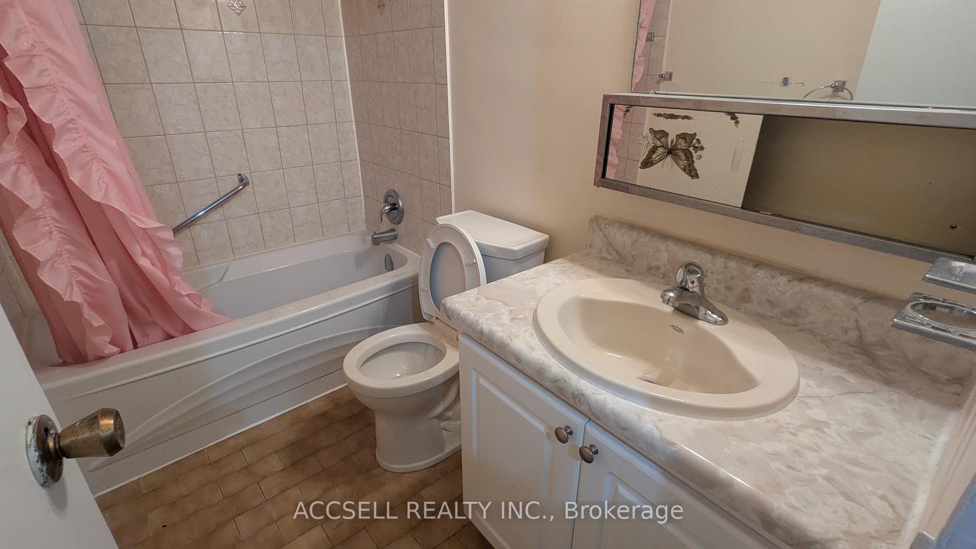 3 Bedrooms Condo at 15 La Rose, Toronto For sale