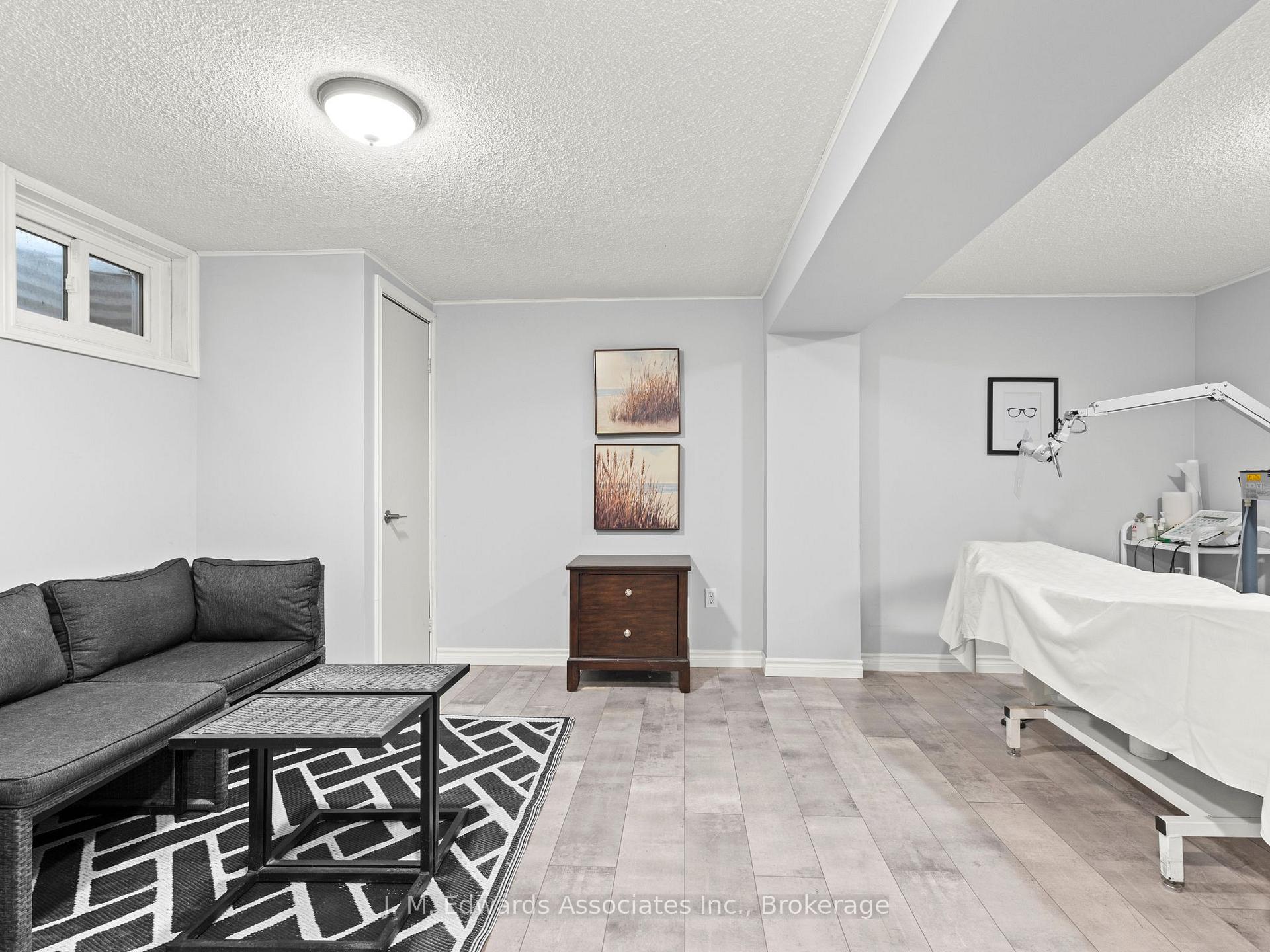 3 Bedrooms Condo at 61 Sarah,  Oakville For sale
