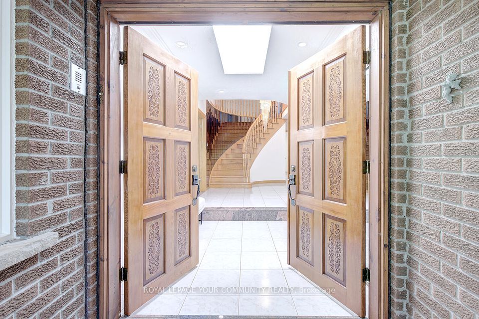 1745 Beechknoll Avenue, Mississauga, ON L4W 3R5