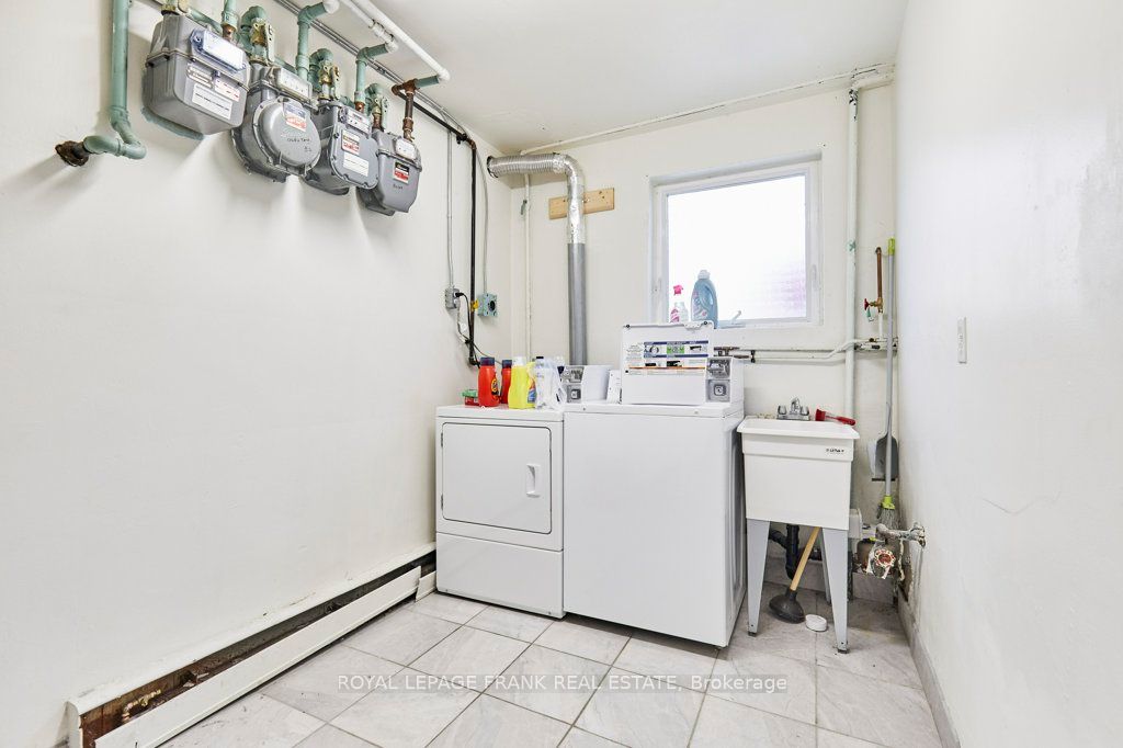706 Dunlop Street W