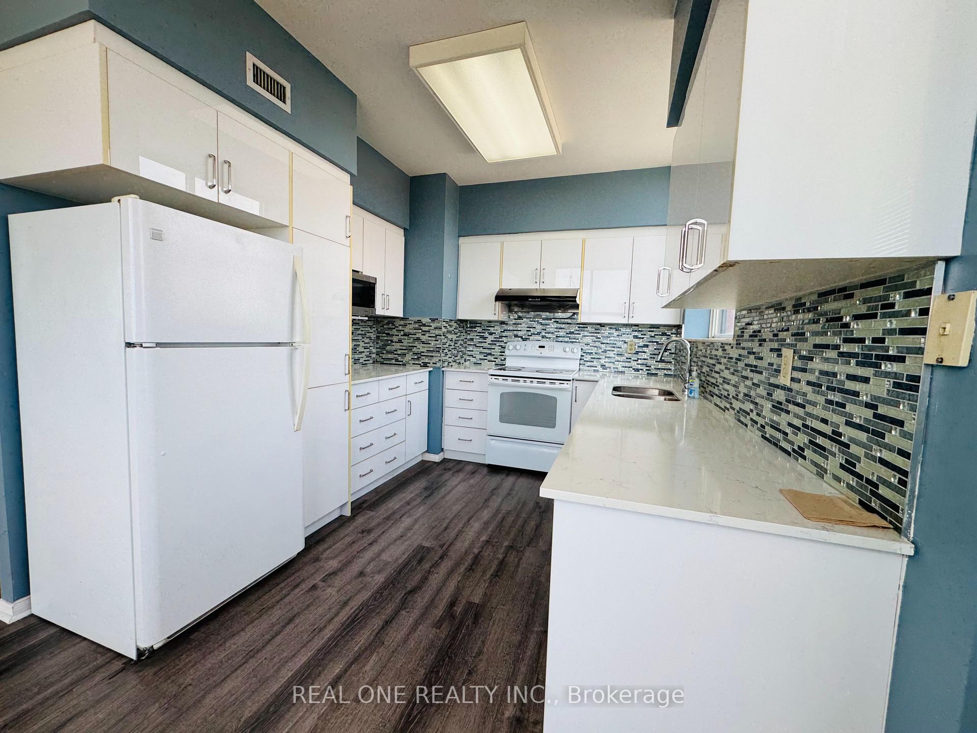 2 Bedrooms Condo at 2199 Sixth, Oakville For sale