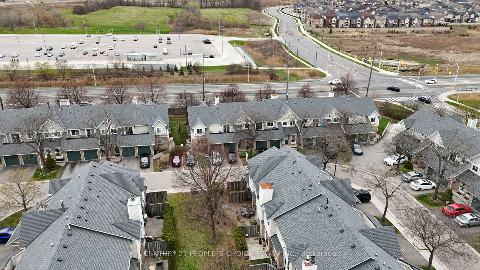 3 Bedrooms Condo at 2530 Northampton, Burlington For sale