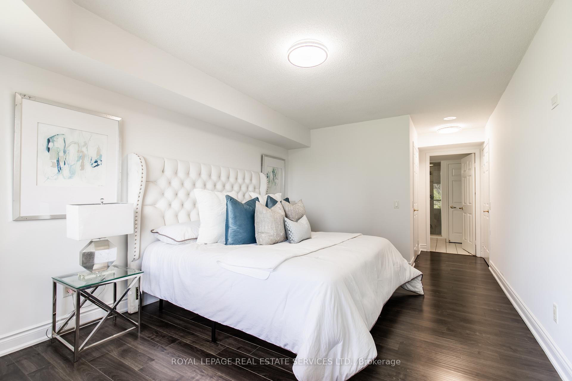 3 Bedrooms Condo at 25 Kingsbridge Garden, Mississauga For sale