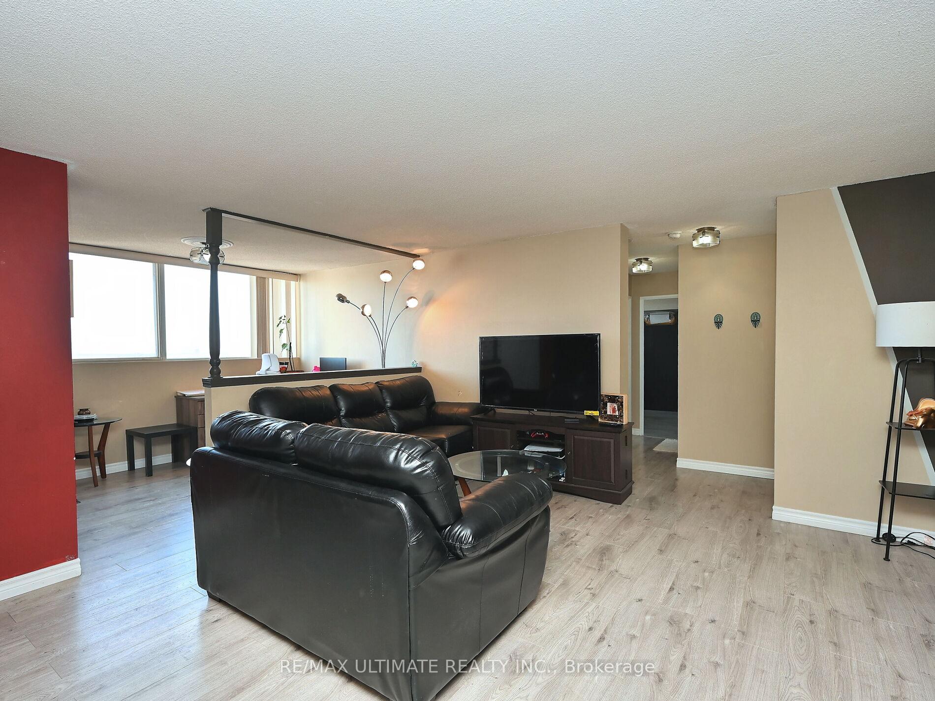 3 Bedrooms Condo at 3700 Kaneff, Mississauga For sale