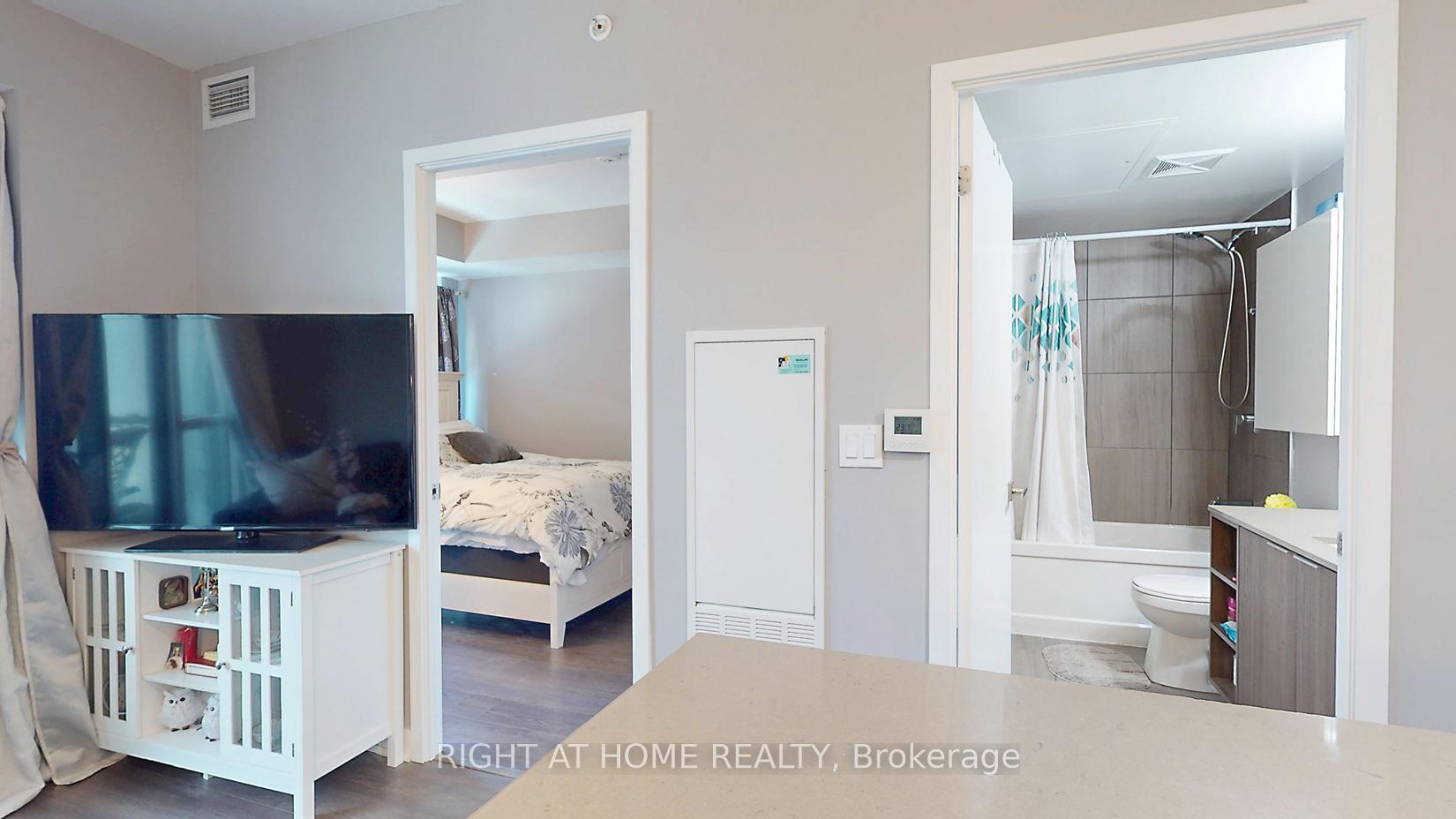 1 Bedroom Condo at 31 Tippet,  Toronto For sale