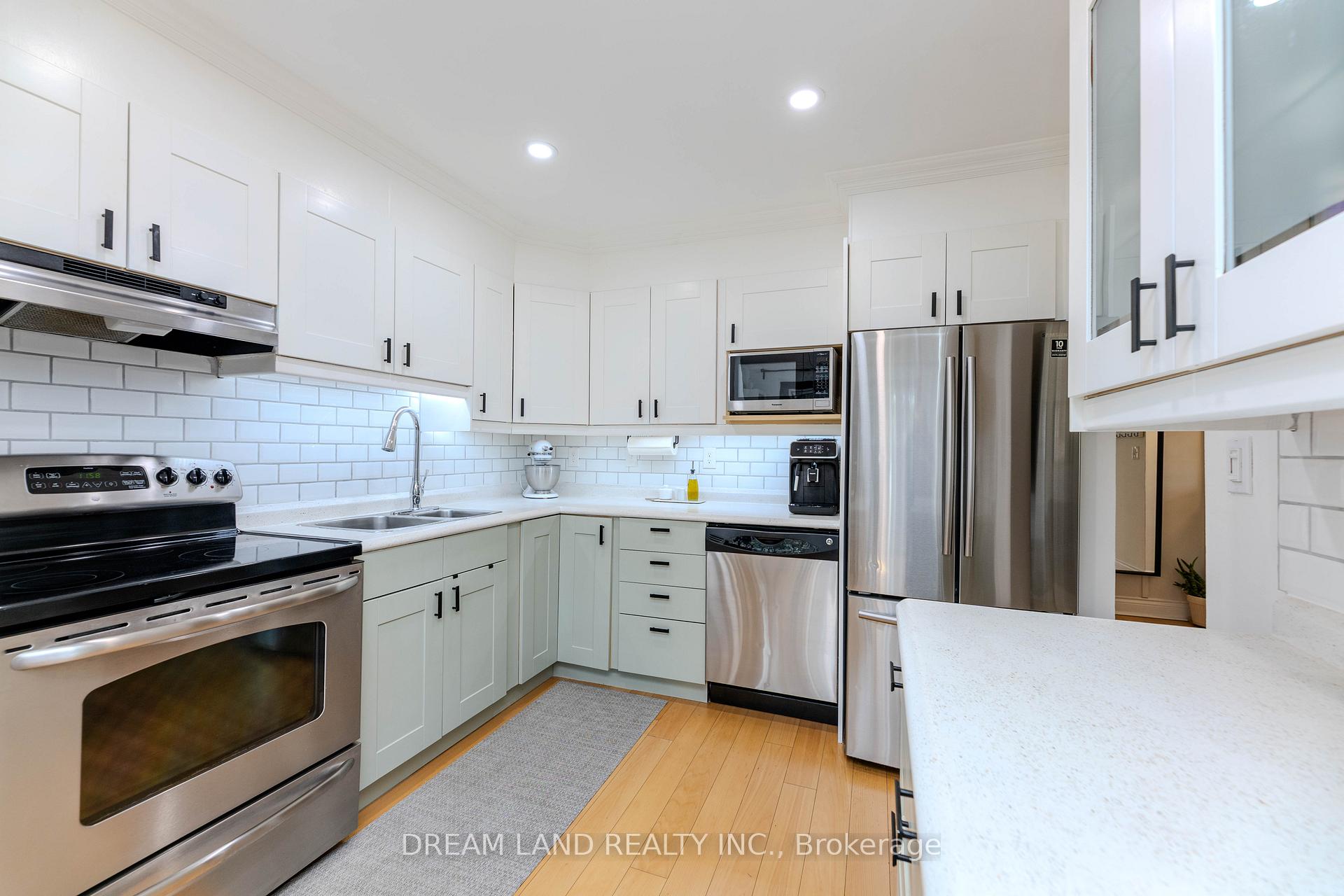 3 Bedrooms Condo at 653 Francis,  Burlington For sale