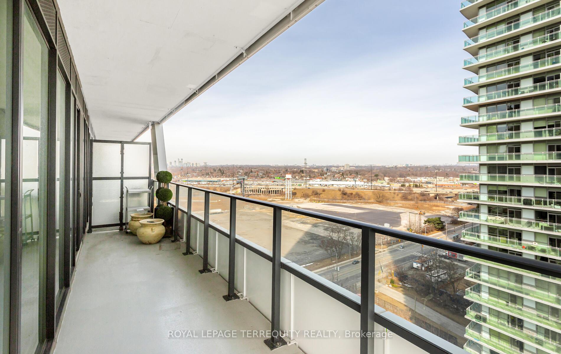 2 Bedrooms Condo at 30 Shore Breeze,  Toronto For sale