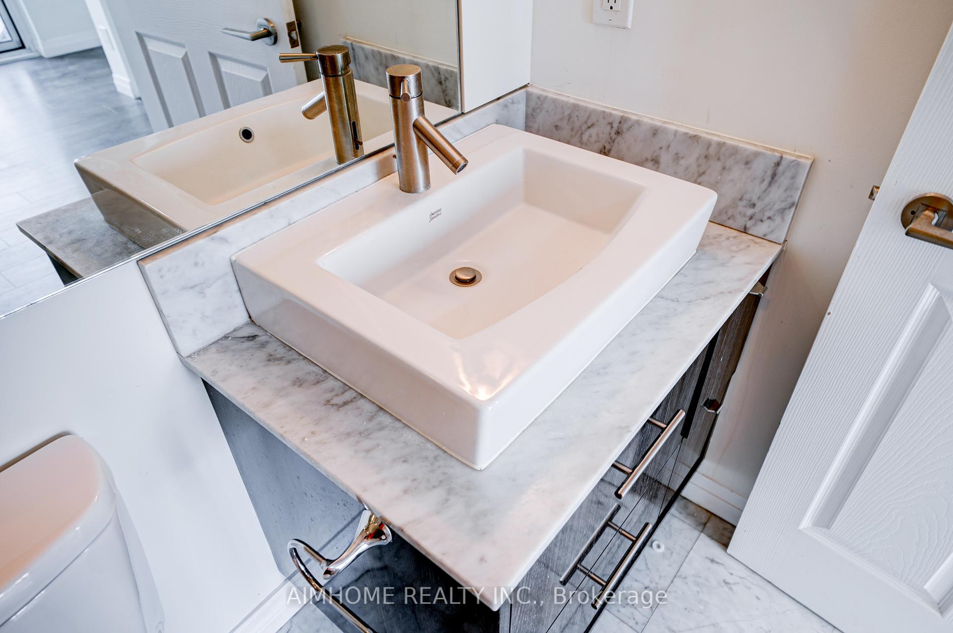 2 Bedrooms Condo at 8 Mercer, Toronto For sale