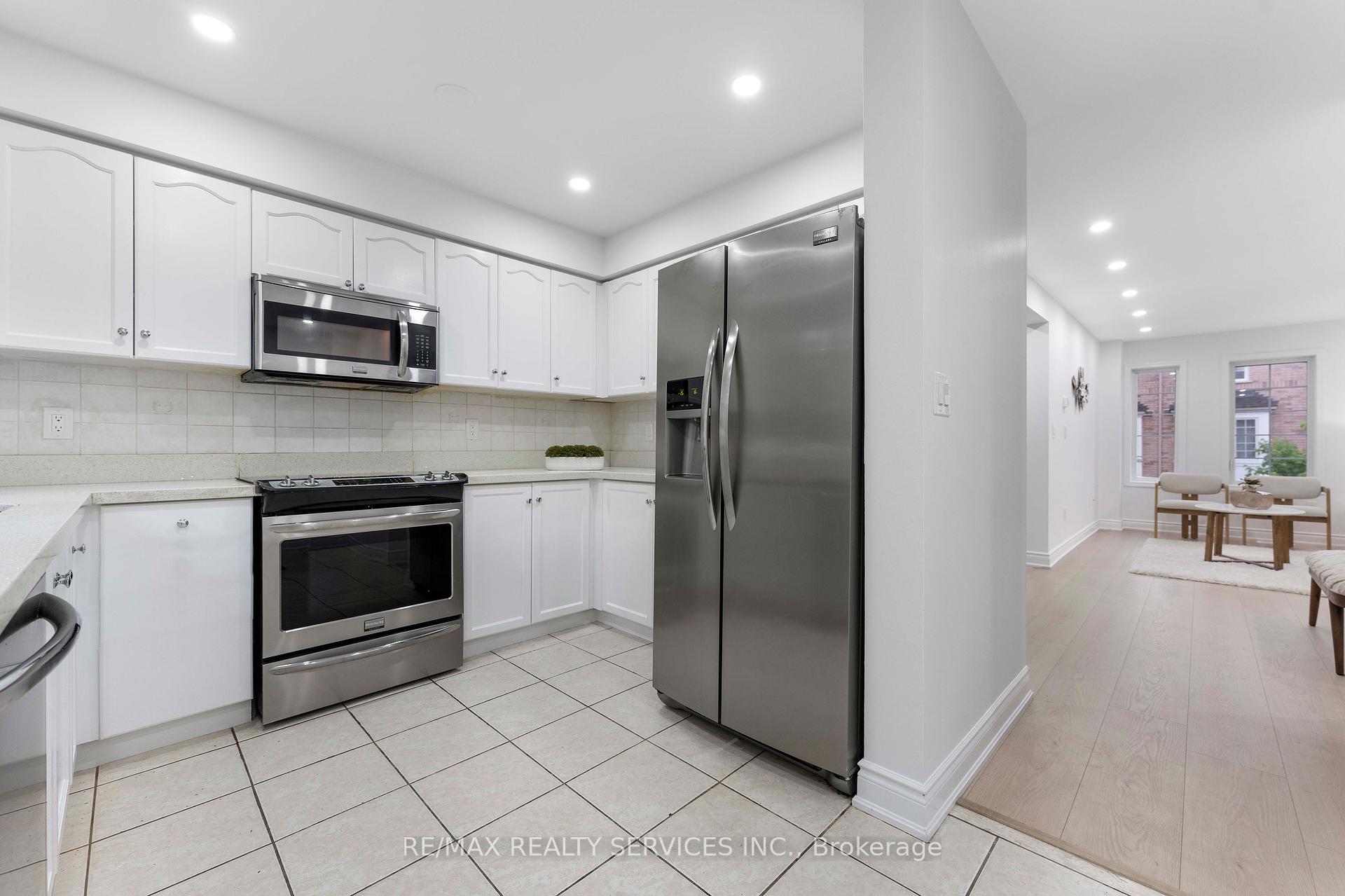 4 Bedrooms Condo at 80 Acorn, Mississauga For sale
