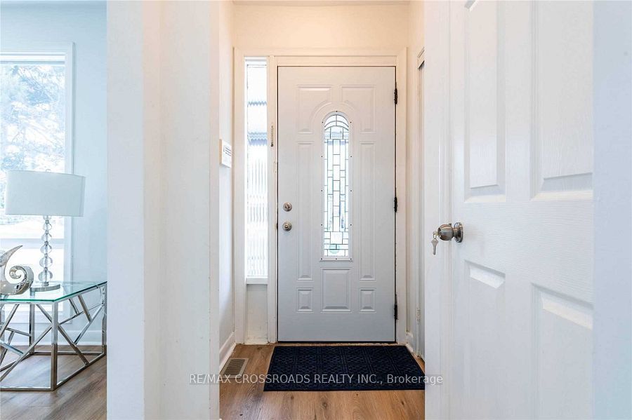 6 Larkhall Avenue, Toronto, ON M1J 1V1