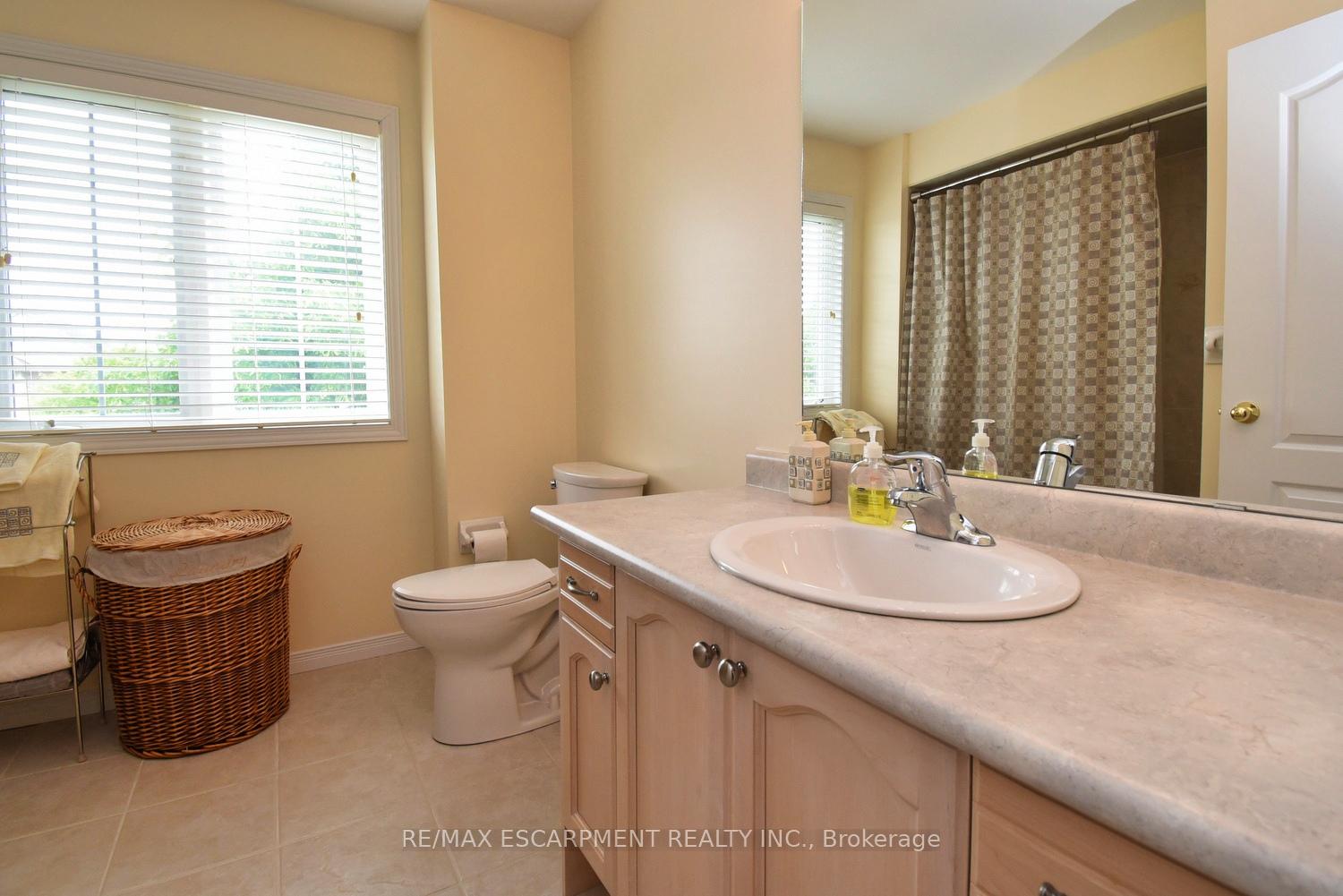 3 Bedrooms Condo at 7 Southside, Hamilton For sale