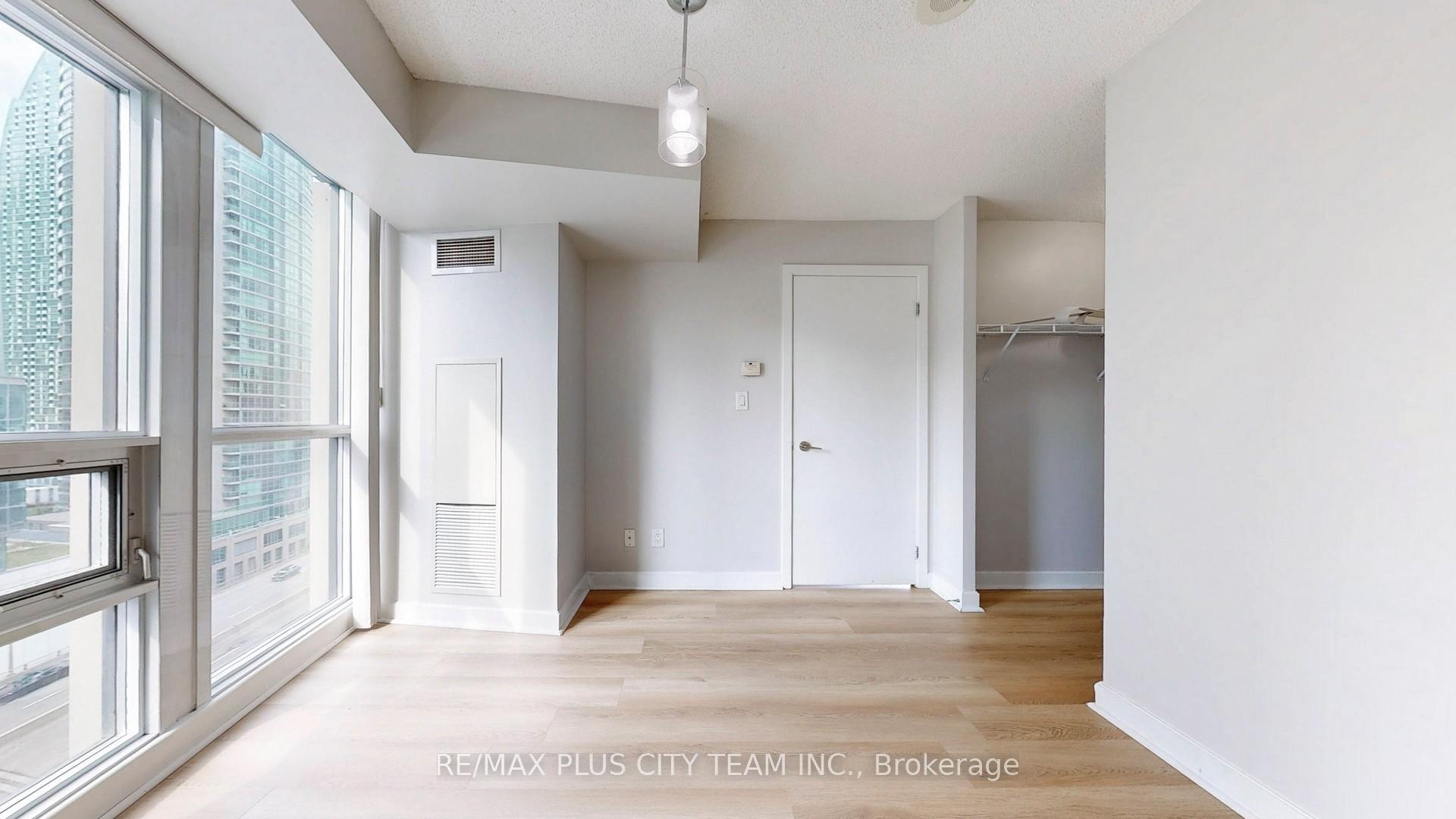 2 Bedrooms Condo at 18 Harbour, Toronto For sale