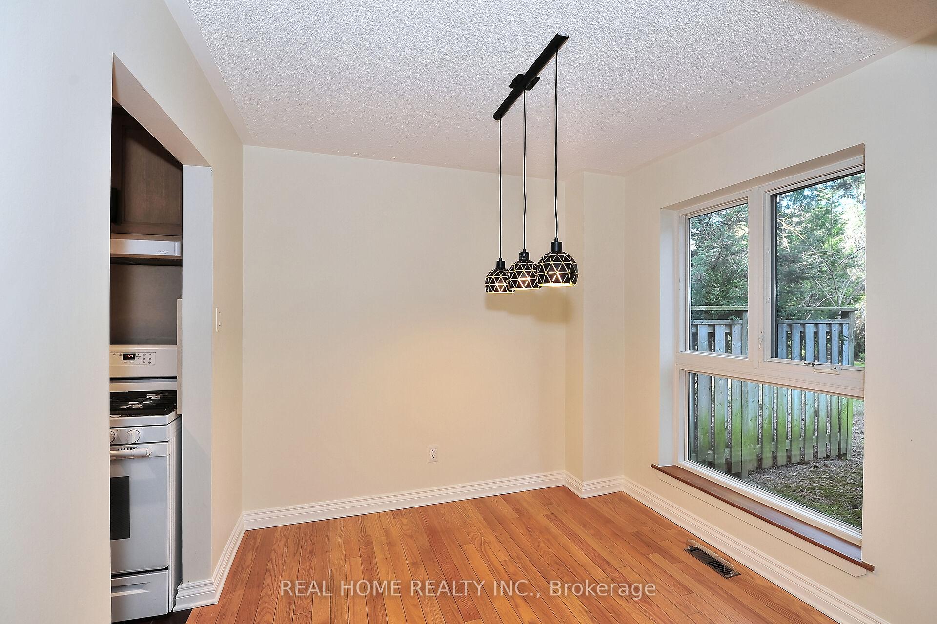 2 Bedrooms Condo at 10 Farina Mill,  Toronto For sale
