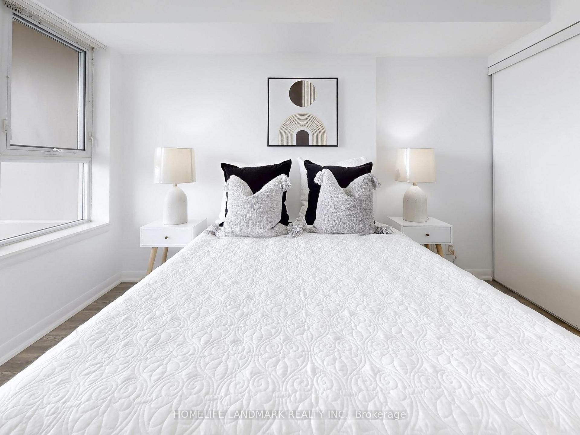 2 Bedrooms Condo at 190 Borough, Toronto For sale