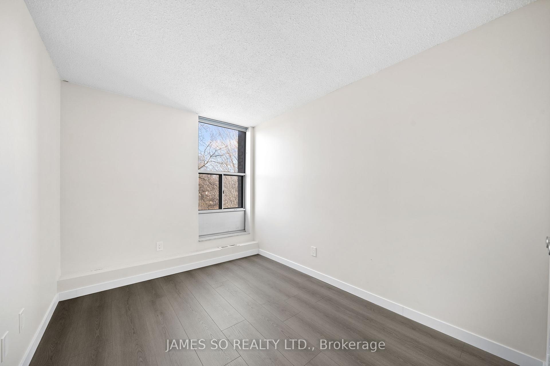 3 Bedrooms Condo at 20 Fashion Roseway, Toronto For sale