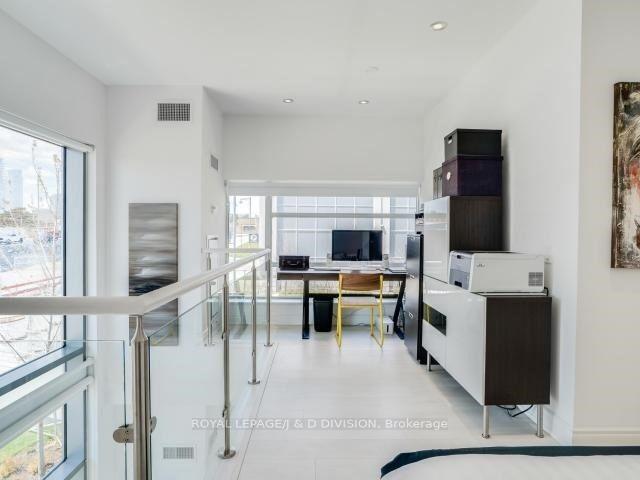 2 Bedrooms Condo at 80 Marine Parade, Toronto For sale