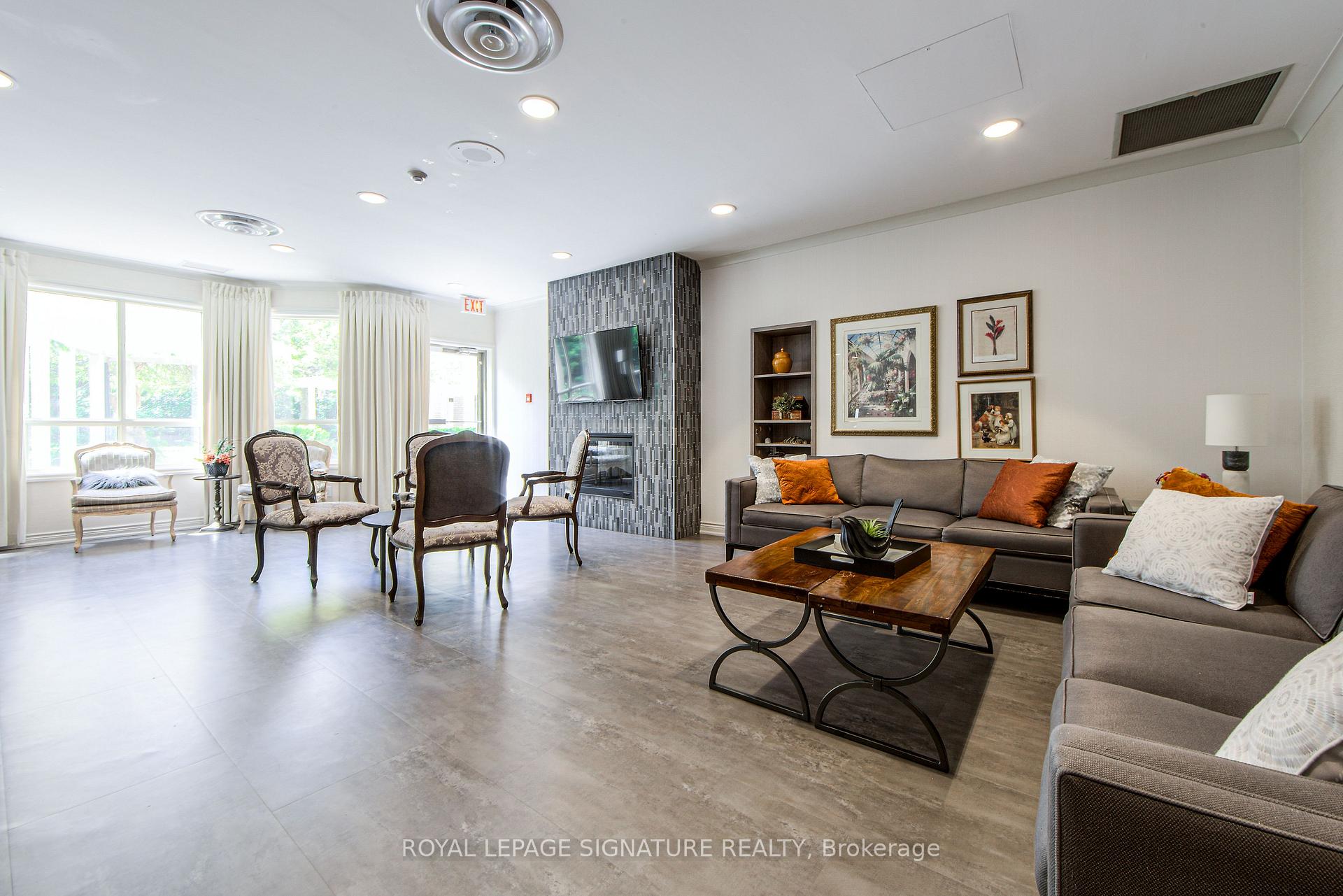 3 Bedrooms Condo at 55 Kingsbridge Garden, Mississauga For sale