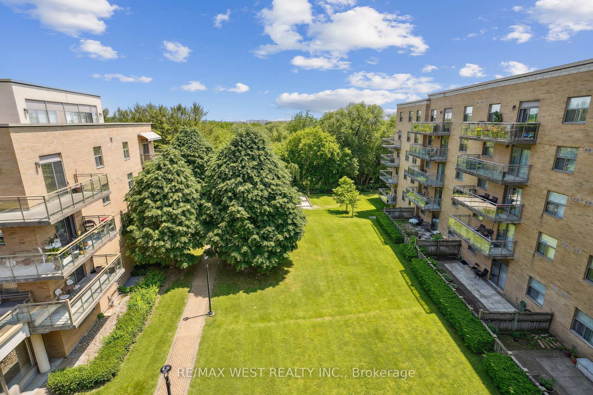 2 Bedrooms Condo at 2502 Rutherford, Vaughan For sale