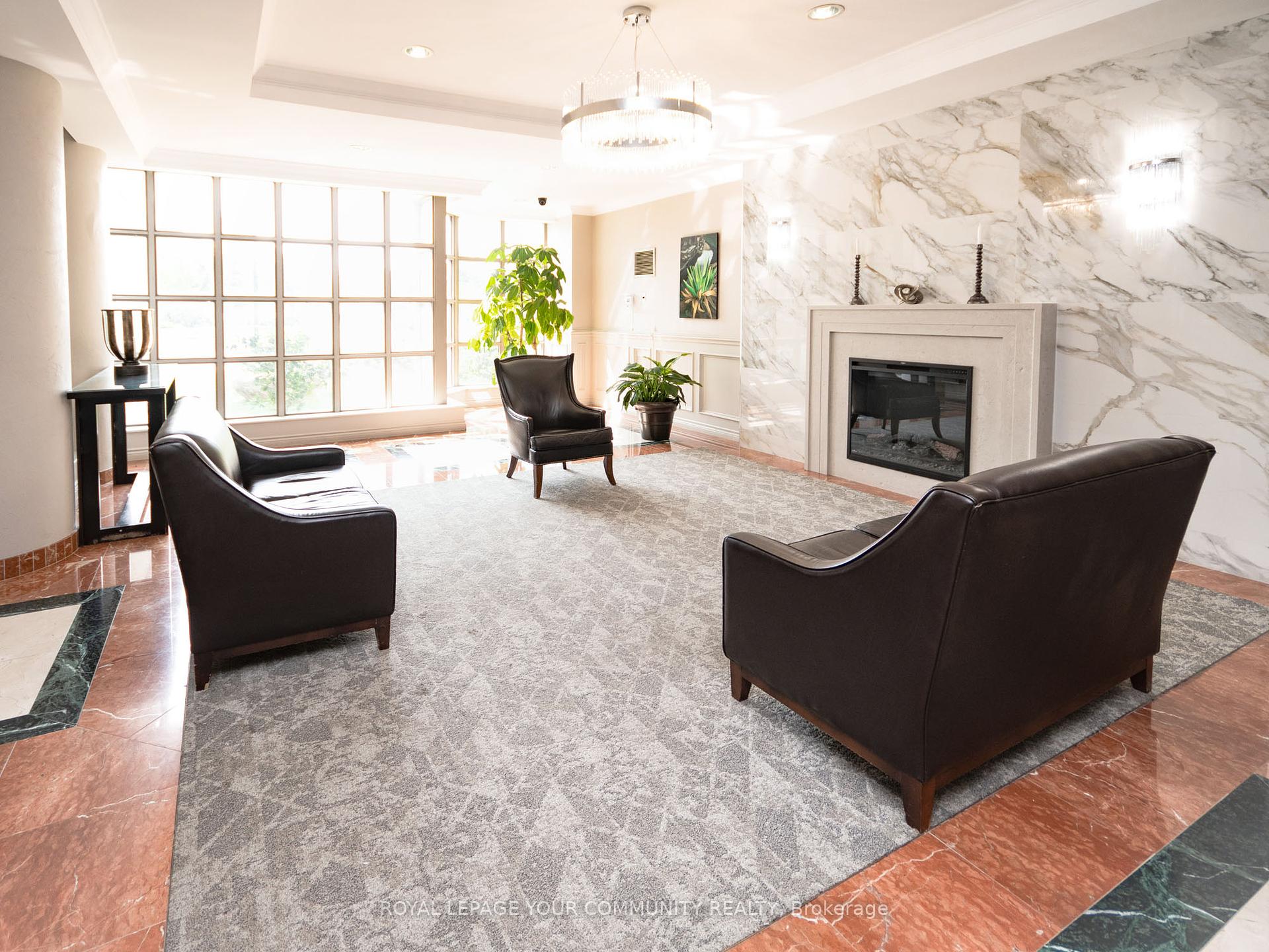 2 Bedrooms Condo at 11 Townsgate, Vaughan For sale