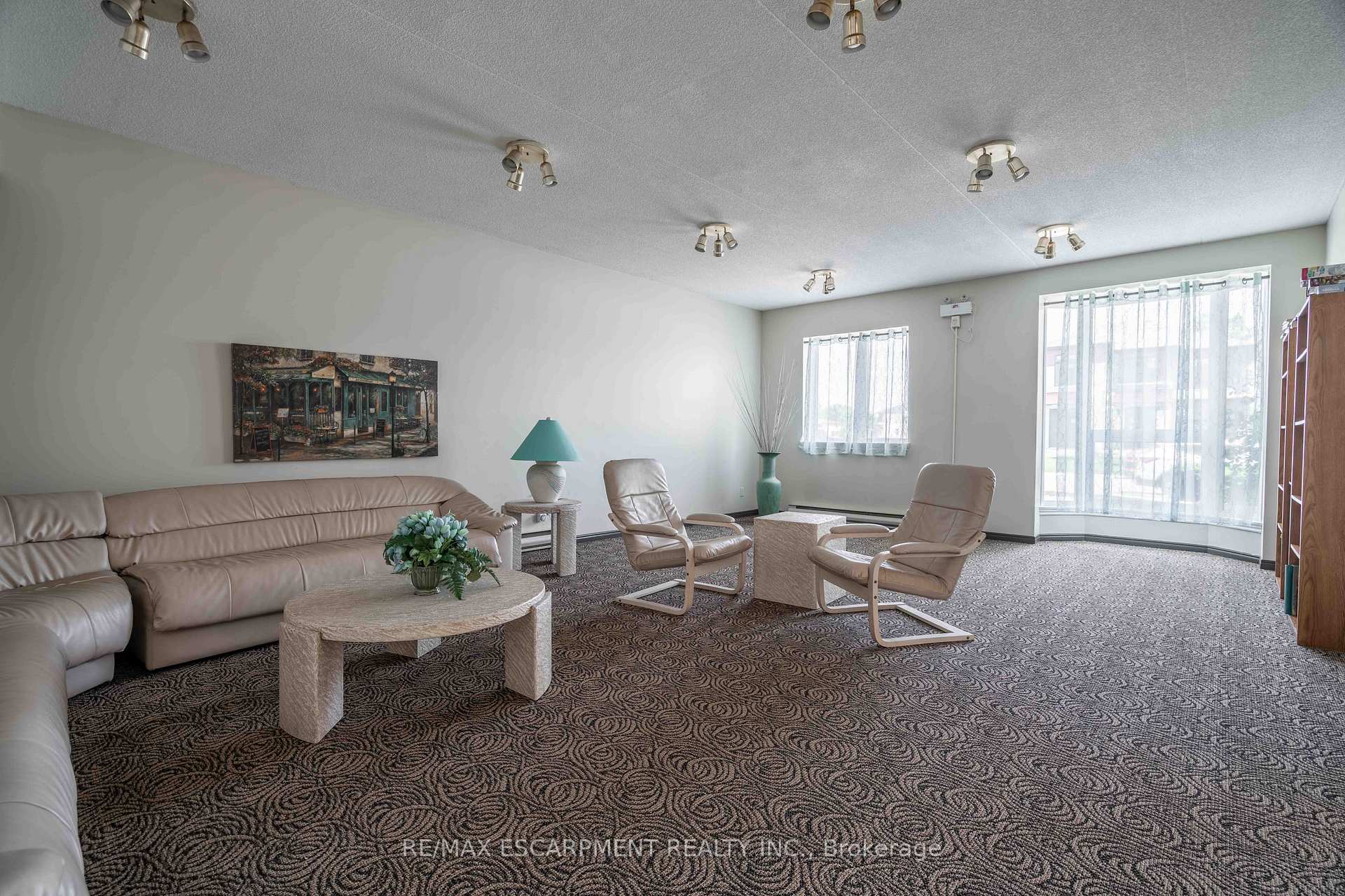 2 Bedrooms Condo at 416 Limeridge, Hamilton For sale