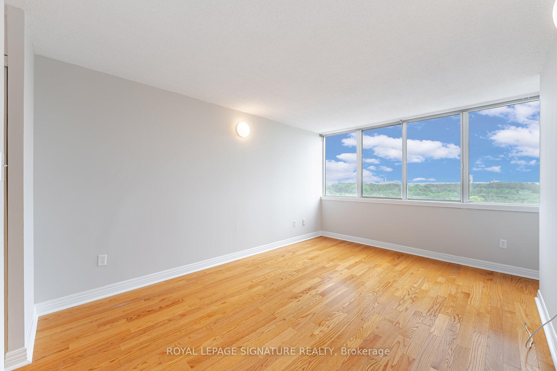 3 Bedrooms Condo at 10 Markbrook, Toronto For sale