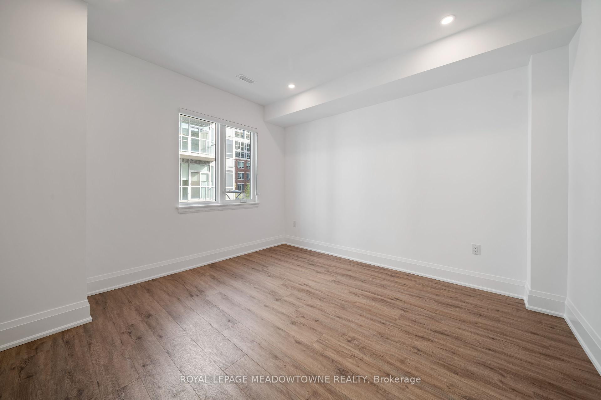 4 Bedrooms Condo at 121 High, Mississauga For sale