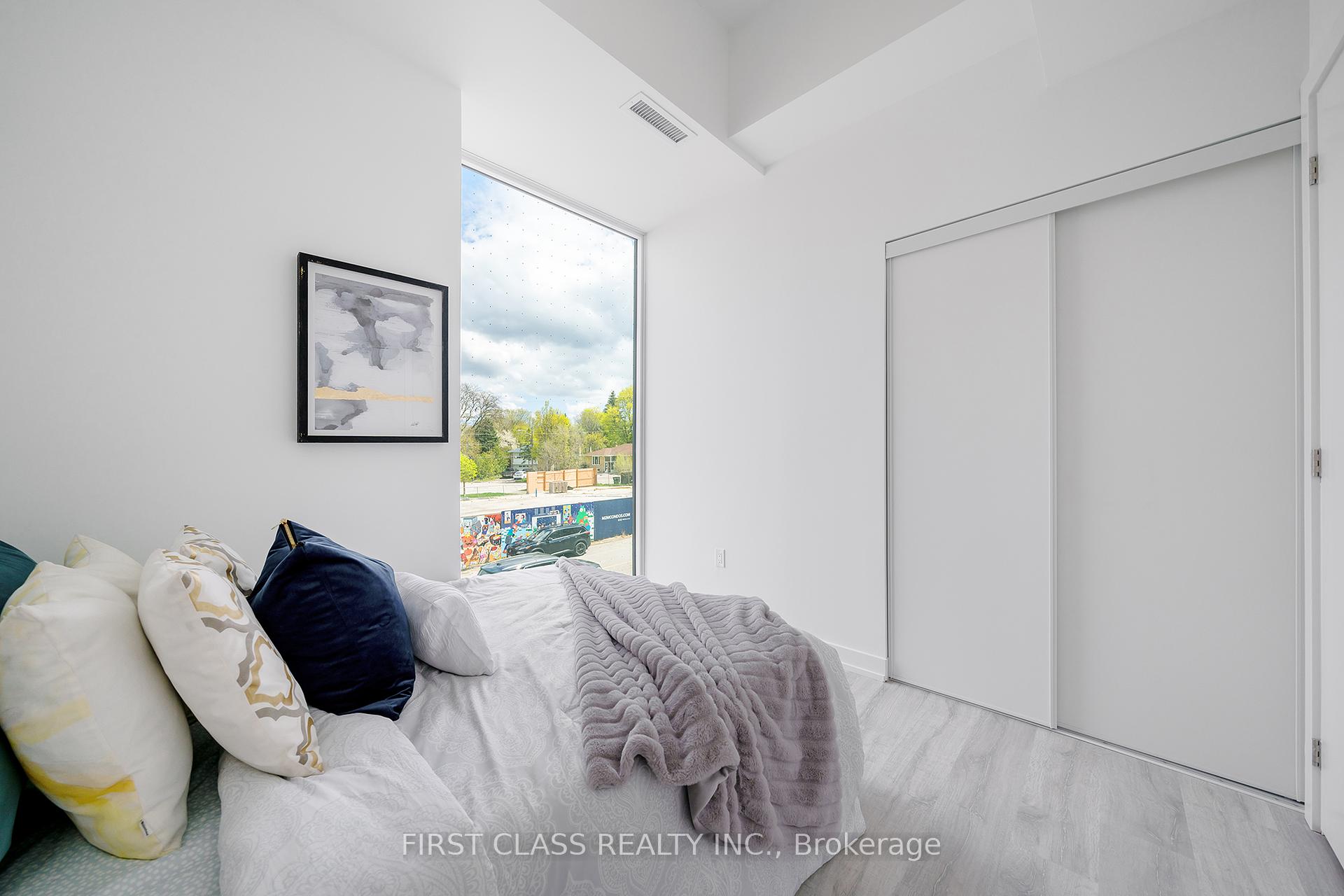 3 Bedrooms Condo at 8 Olympic Gdn, Toronto For sale