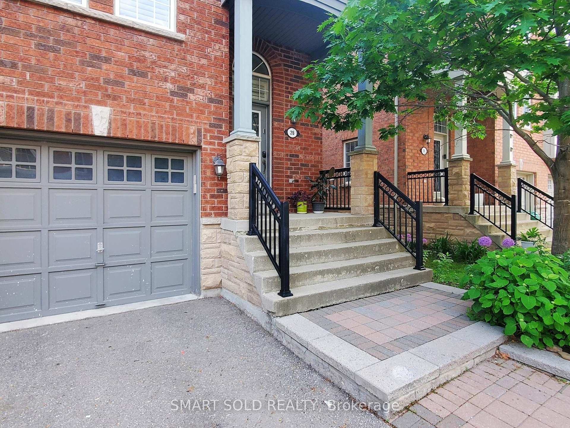4 Bedrooms Condo at 230 Paisley, Mississauga For sale
