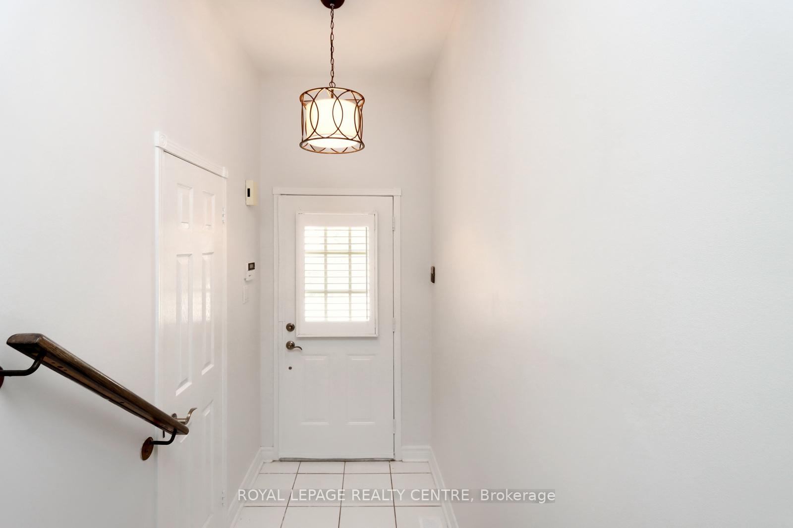 3 Bedrooms Condo at 5525 Palmerston, Mississauga For sale