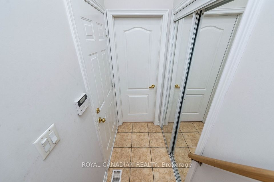https://trreb-image.ampre.ca/8Q7CjAyKJrw_NnYNrYqPnwjNSa5hssU02R_VgusxRGg/rs:fit:960:960/wm:.5:so:0:50:.4/wmsh:10/wmt:PHNwYW4gZm9yZWdyb3VuZD0nd2hpdGUnIGZvbnQ9JzY4Jz5ST1lBTCBDQU5BRElBTiBSRUFMVFksIEJyb2tlcmFnZTwvc3Bhbj4/L3RycmViL2xpc3RpbmdzLzQwLzY4LzI1LzIxL3AvZTFmNTNmNWUtZWUxZi00YzdhLWFlOTItMGU4NGQ1Mjc4MGNkLmpwZw.jpg