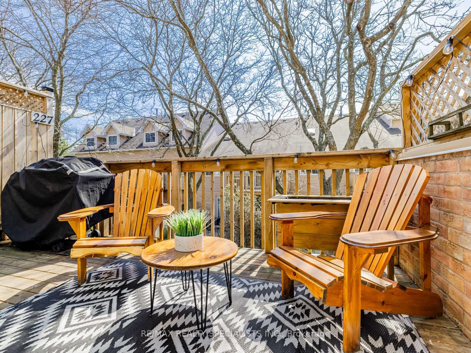 2 Bedrooms Condo at 2055 WALKERS, Burlington For sale