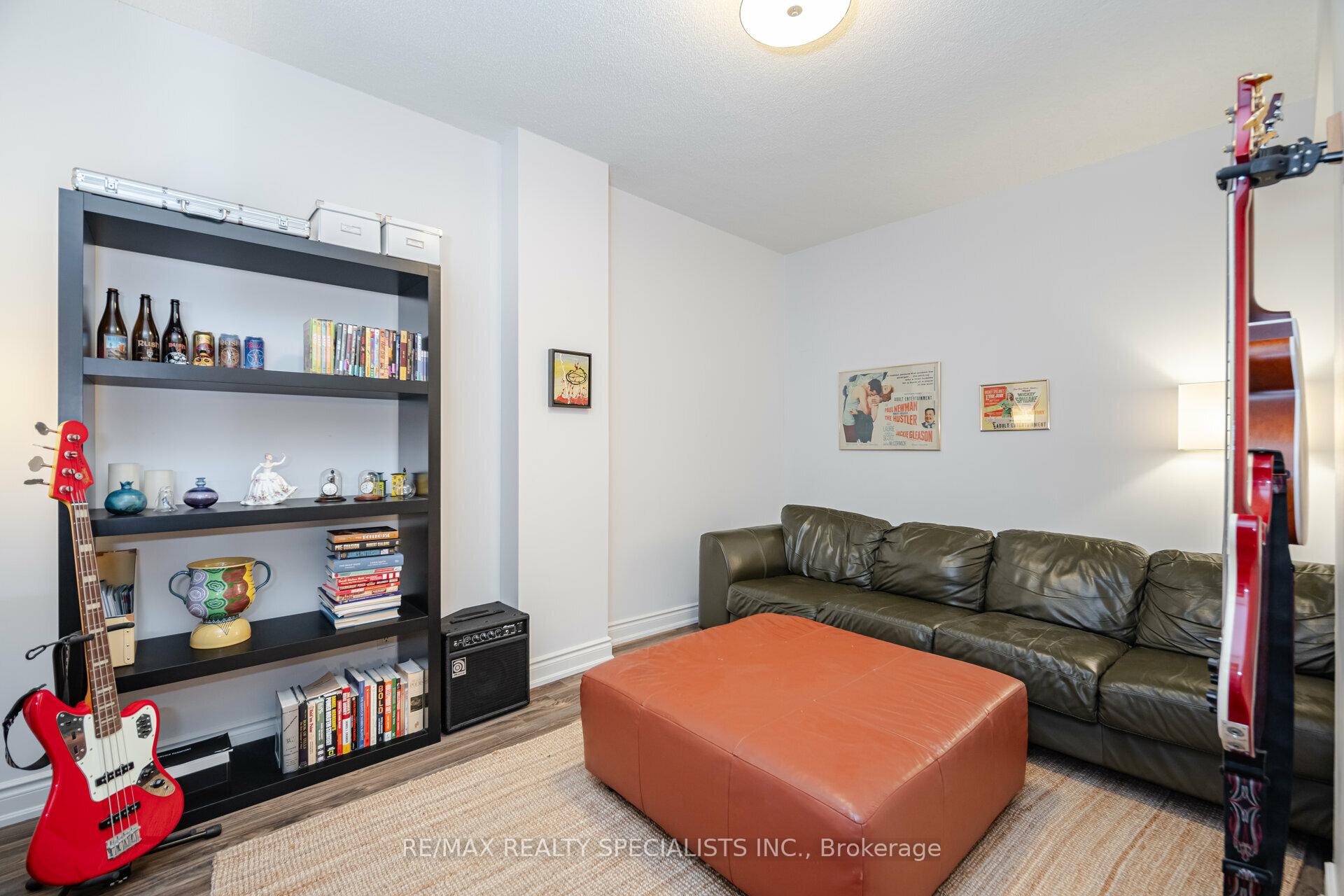 3 Bedrooms Condo at 399 Elizabeth, Burlington For sale