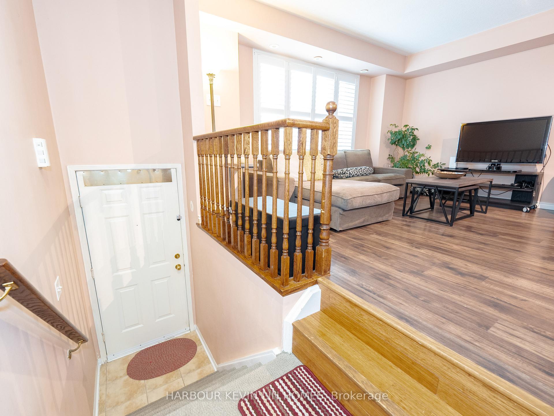3 Bedrooms Condo at 4975 Southampton, Mississauga For sale
