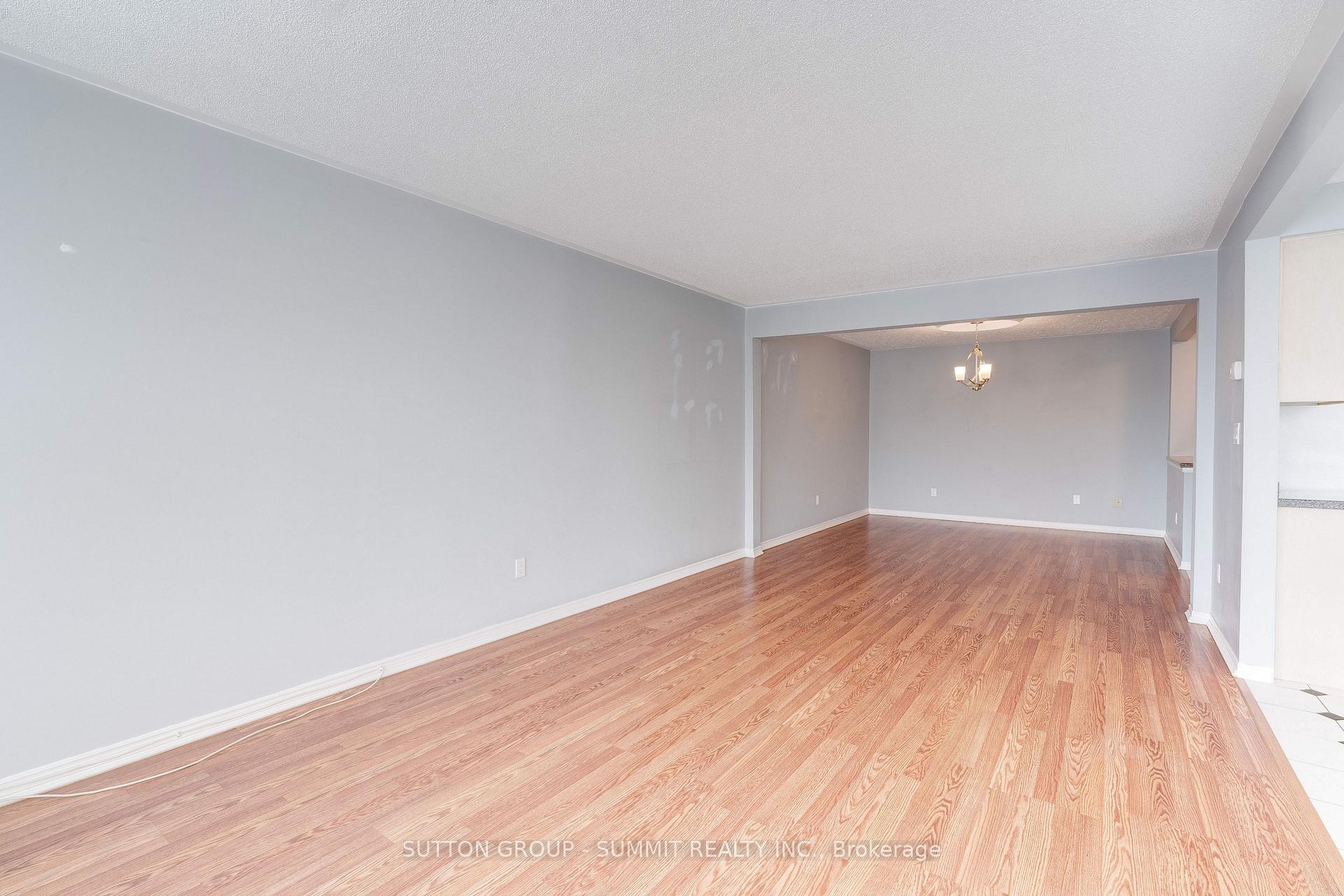 2 Bedrooms Condo at 3050 Pinemeadow, Burlington For sale