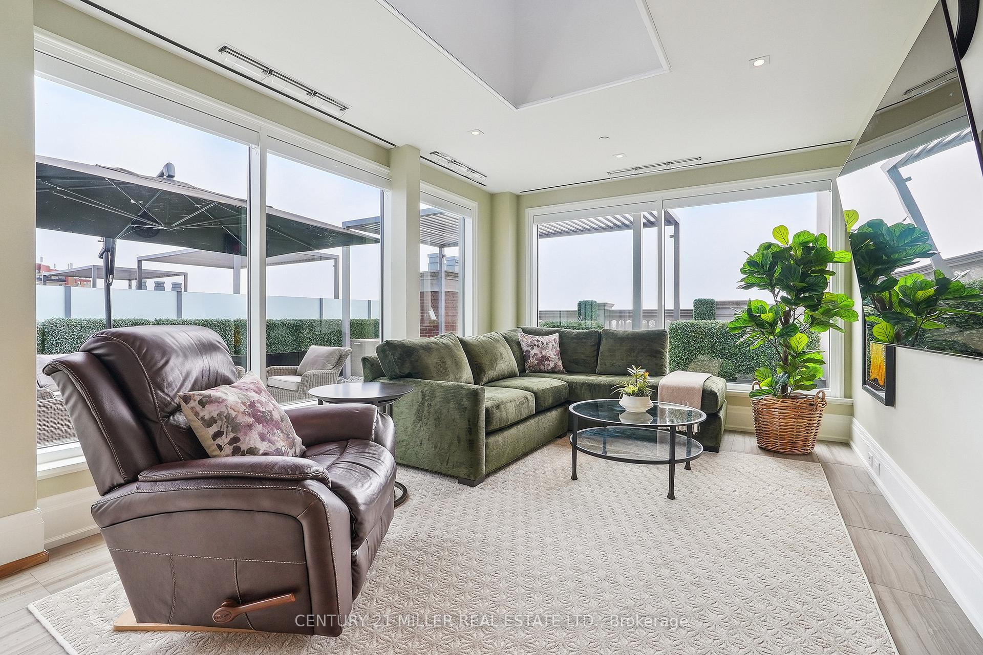 2 Bedrooms Condo at 300 Randall, Oakville For sale