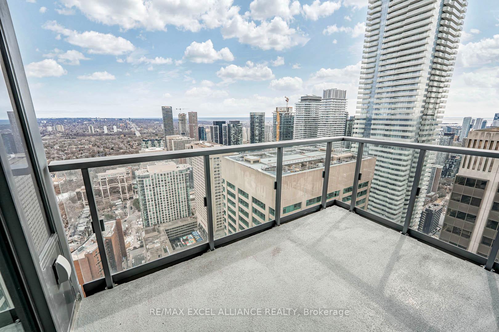 3 Bedrooms Condo at 8 Cumberland,  Toronto For sale