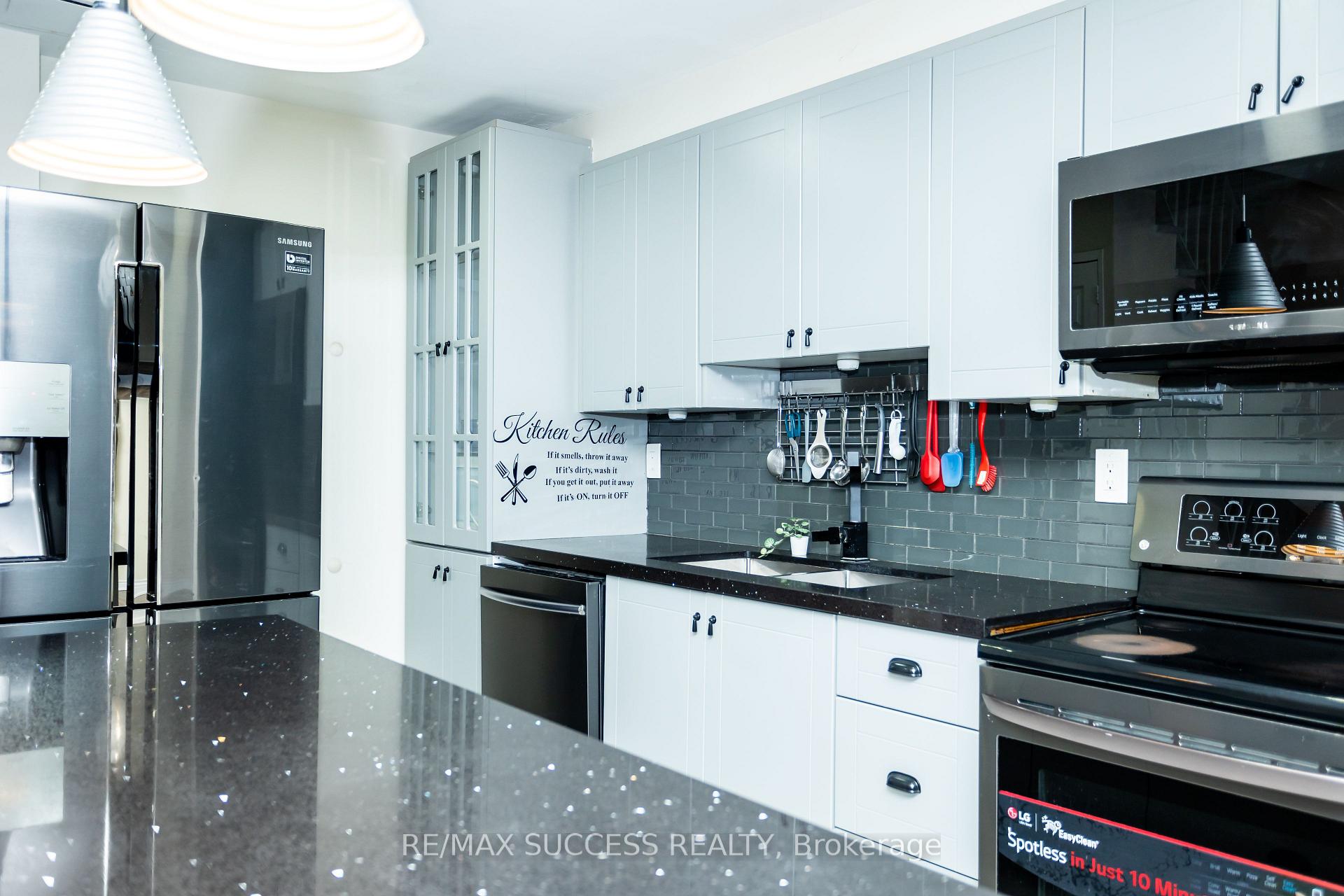 3 Bedrooms Condo at 2095 Roche, Mississauga For sale