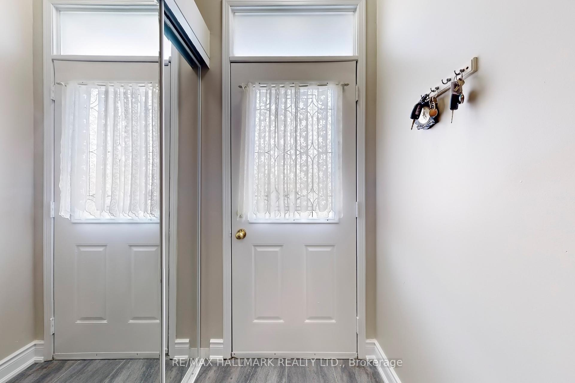 3 Bedrooms Condo at 83 Mondeo,  Toronto For sale