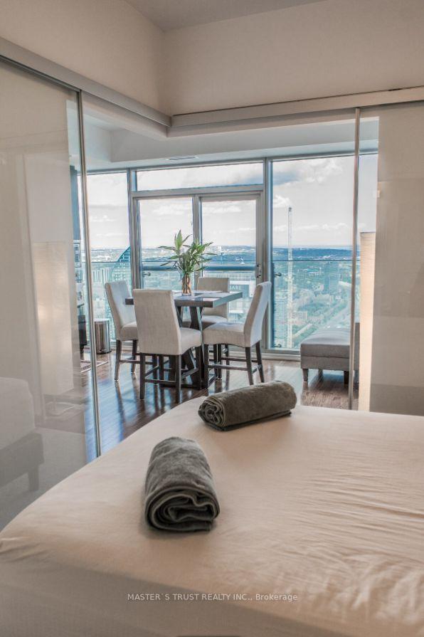 2 Bedrooms Condo at 14 York, Toronto For sale
