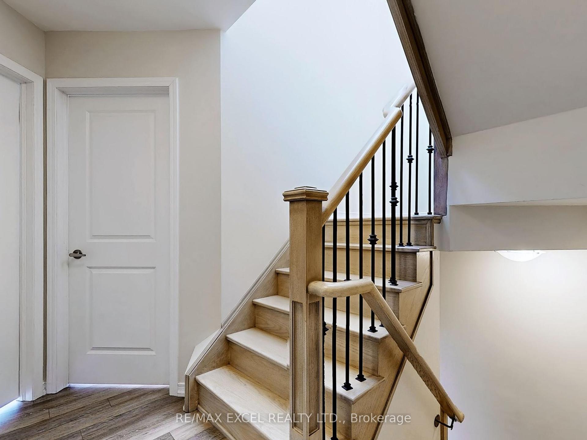 2 Bedrooms Condo at 24 Fieldway,  Toronto For sale