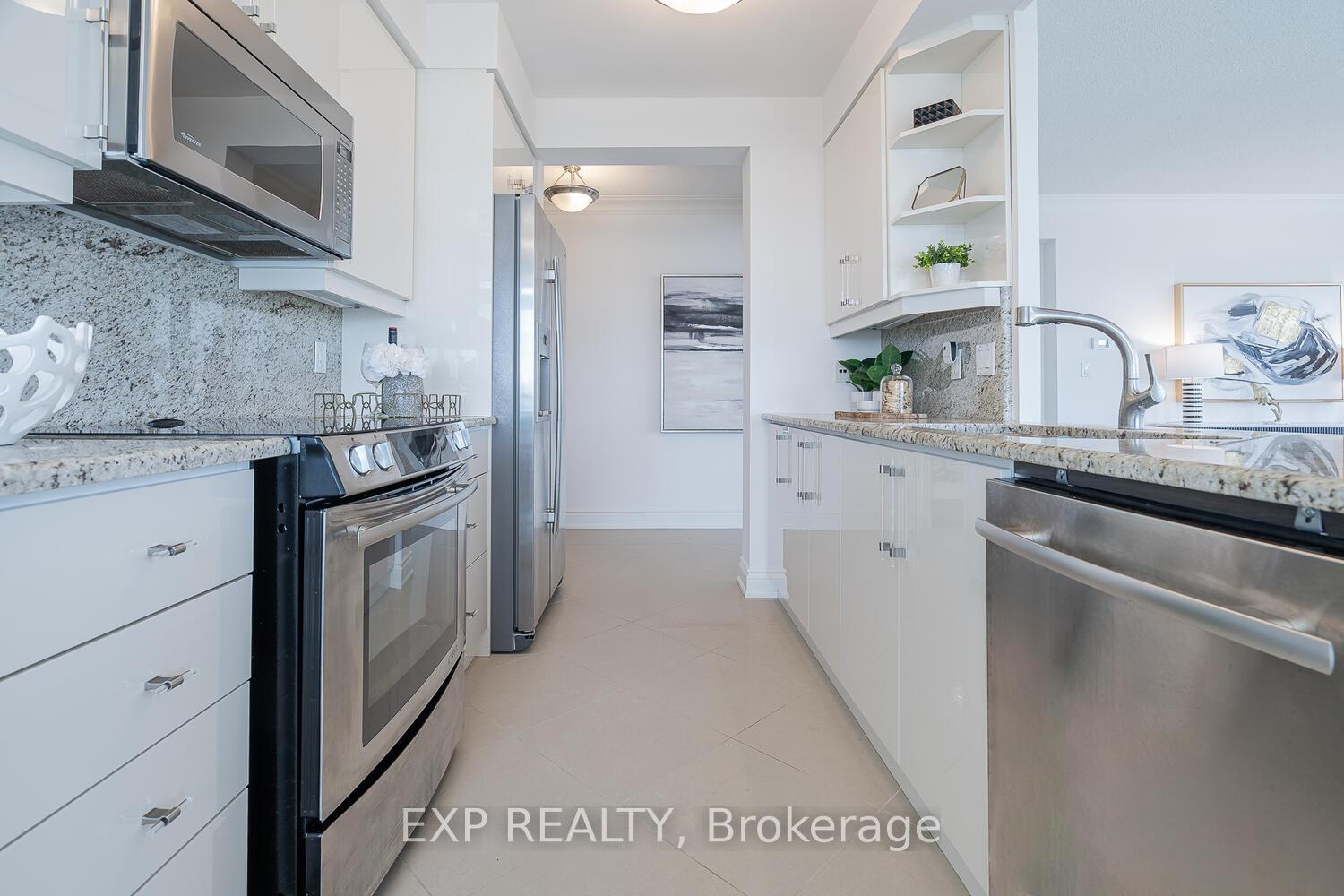 3 Bedrooms Condo at 88 Promenade, Vaughan For sale