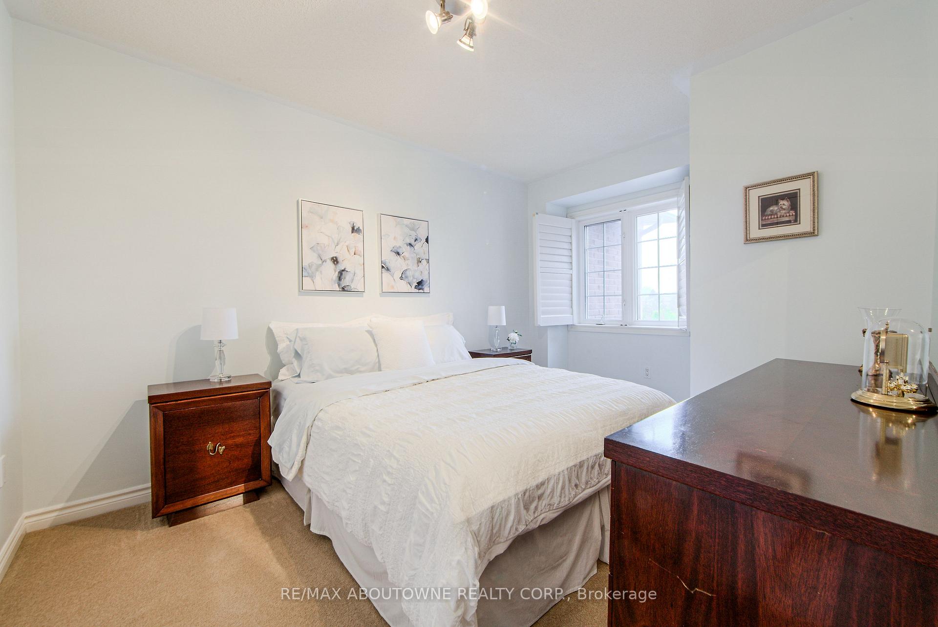 4 Bedrooms Condo at 300 Ravineview, Oakville For sale