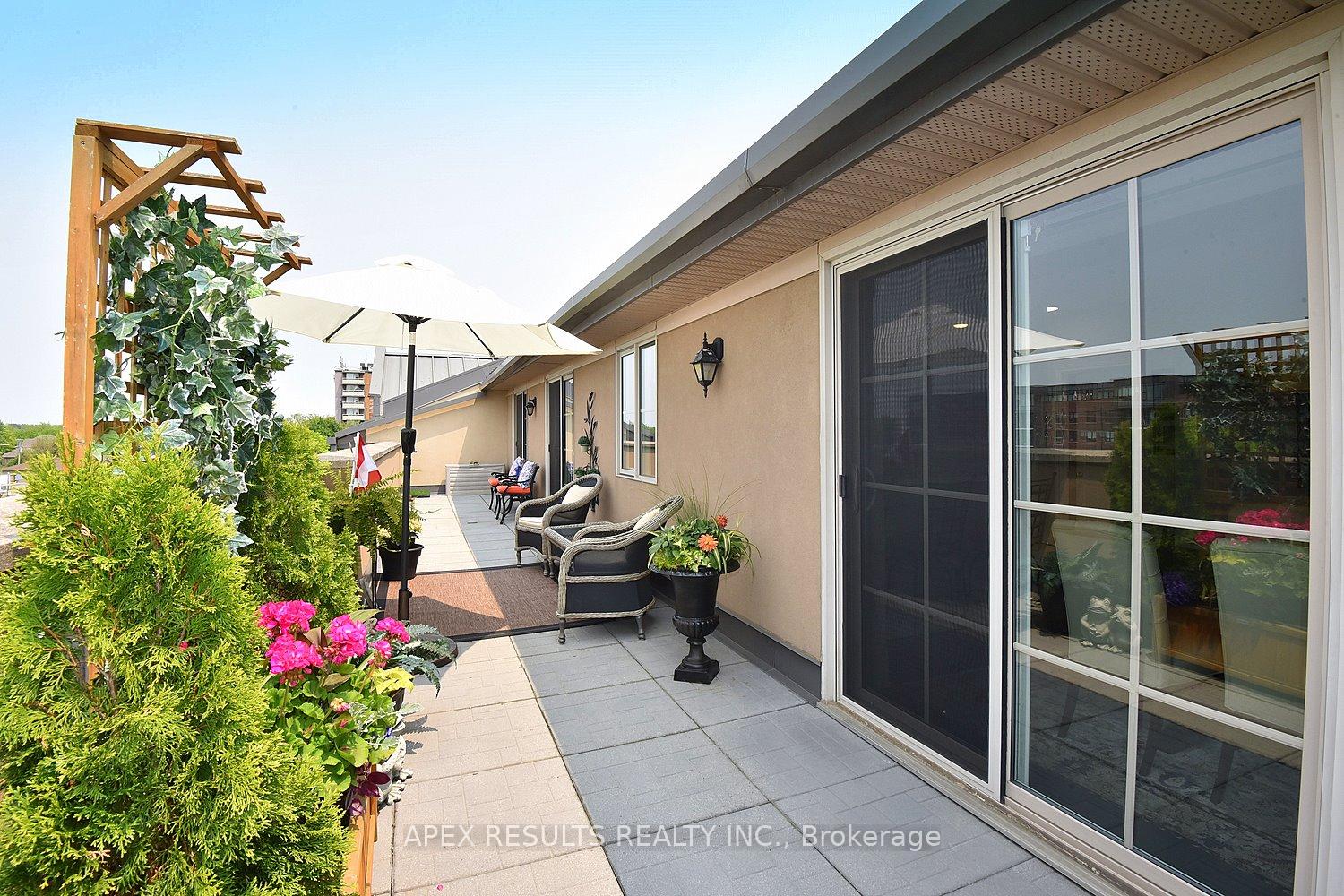 3 Bedrooms Condo at 262 Dundas, Hamilton For sale