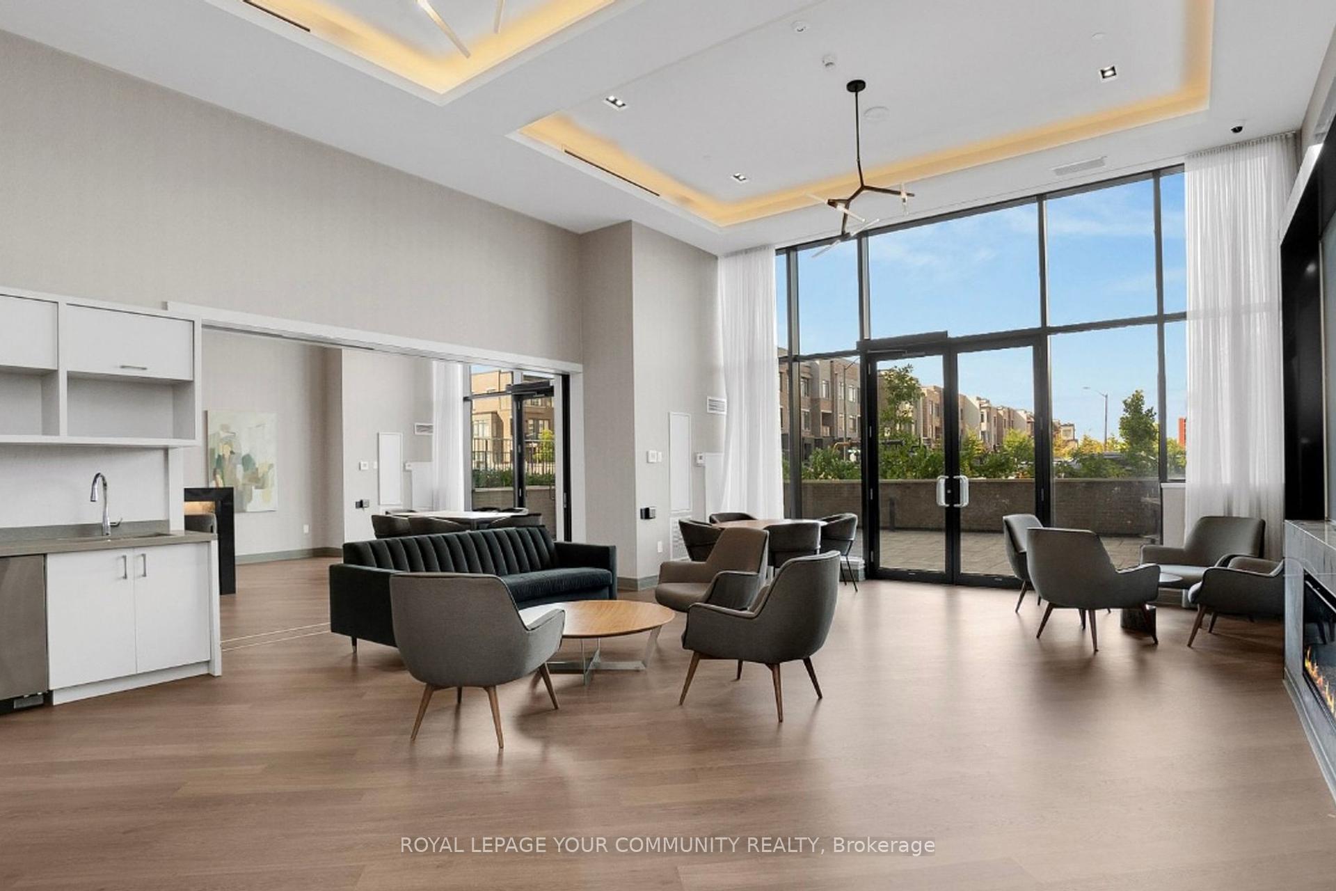 2 Bedrooms Co-op at 100 Eagle Rock, Vaughan For sale