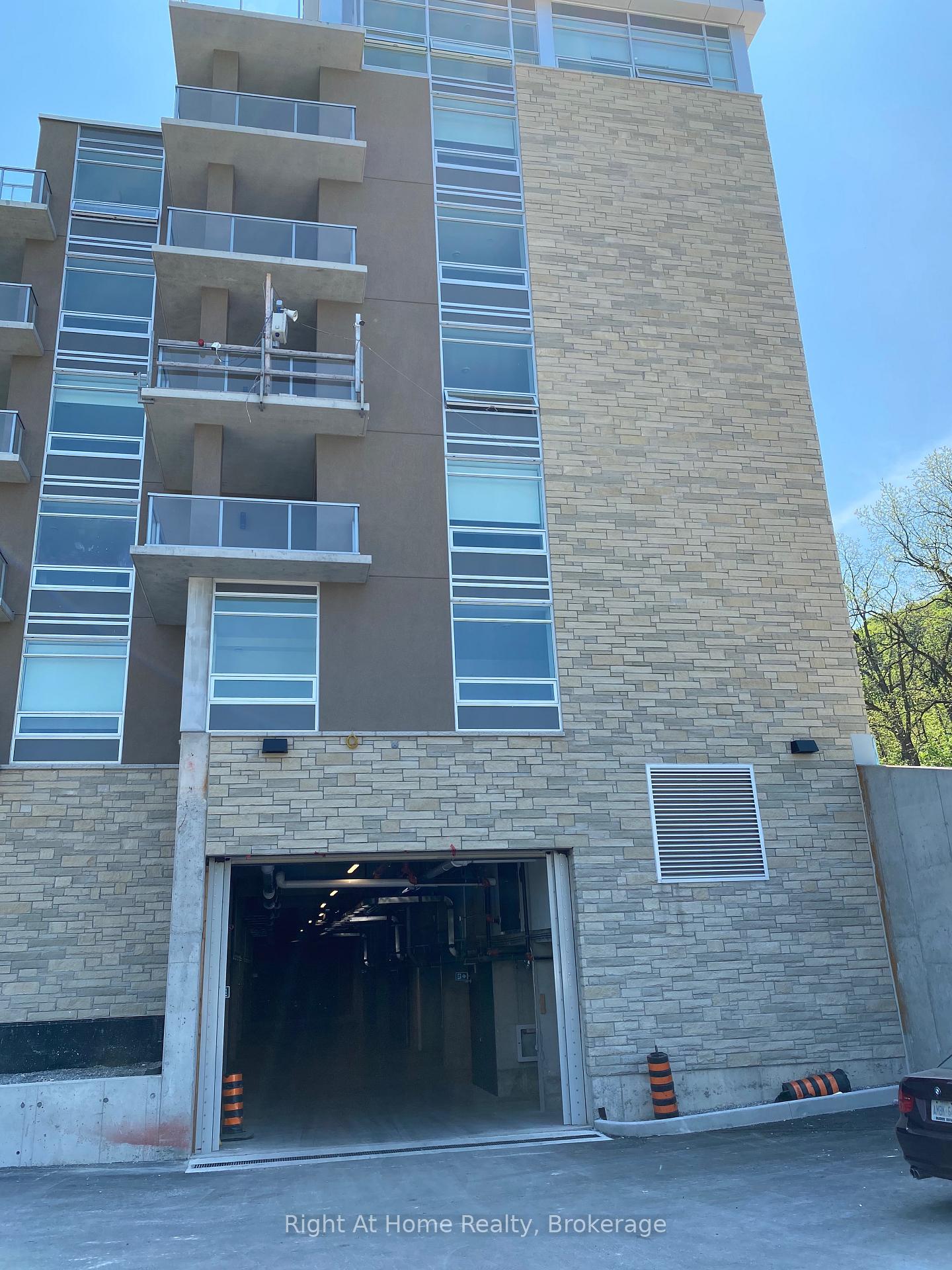 2 Bedrooms Condo at 455 Charlton, Hamilton For sale