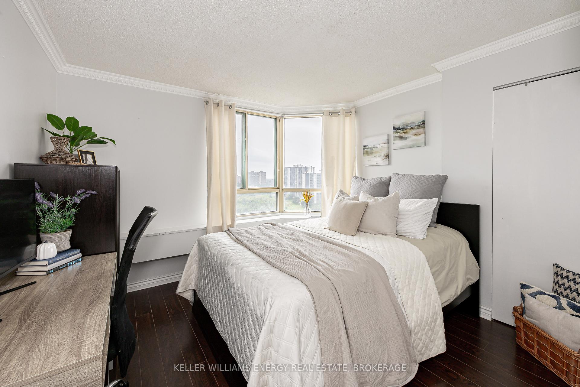 2 Bedrooms Condo at 41 Markbrook,  Toronto For sale