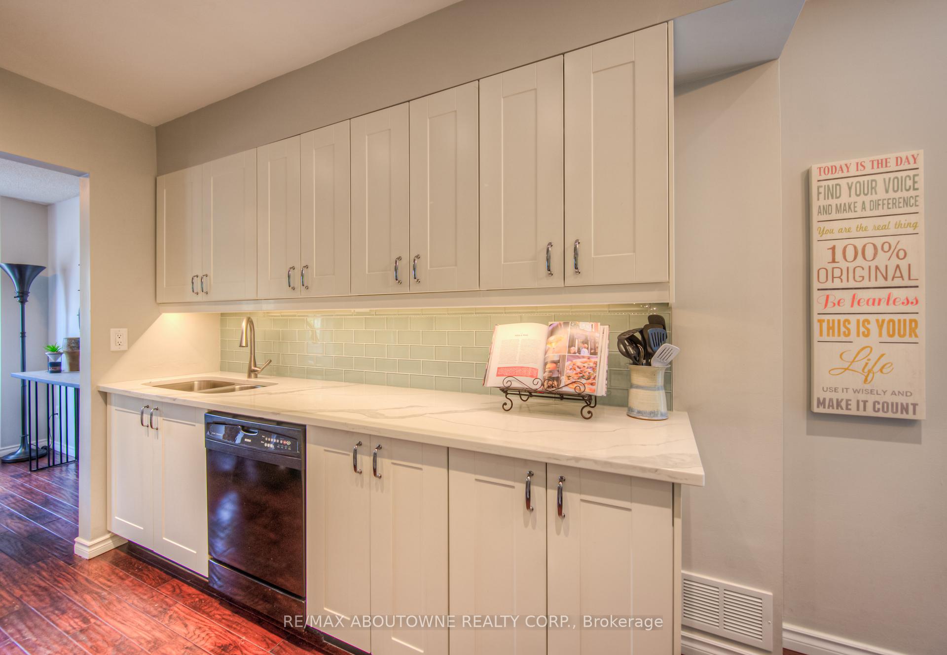 2 Bedrooms Condo at 2110 Cleaver, Burlington For sale