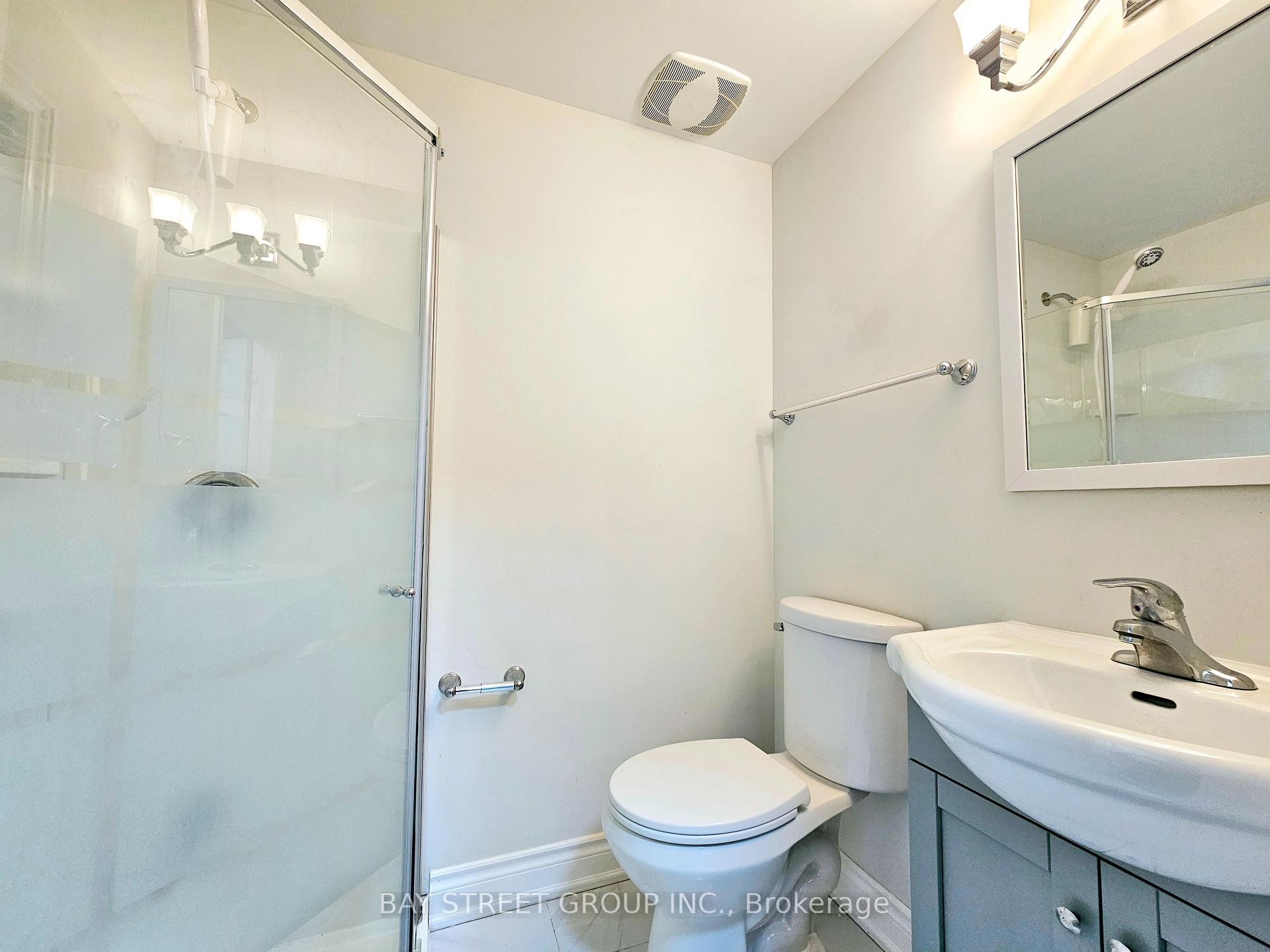 3 Bedrooms Condo at 2779 Gananoque, Mississauga For sale