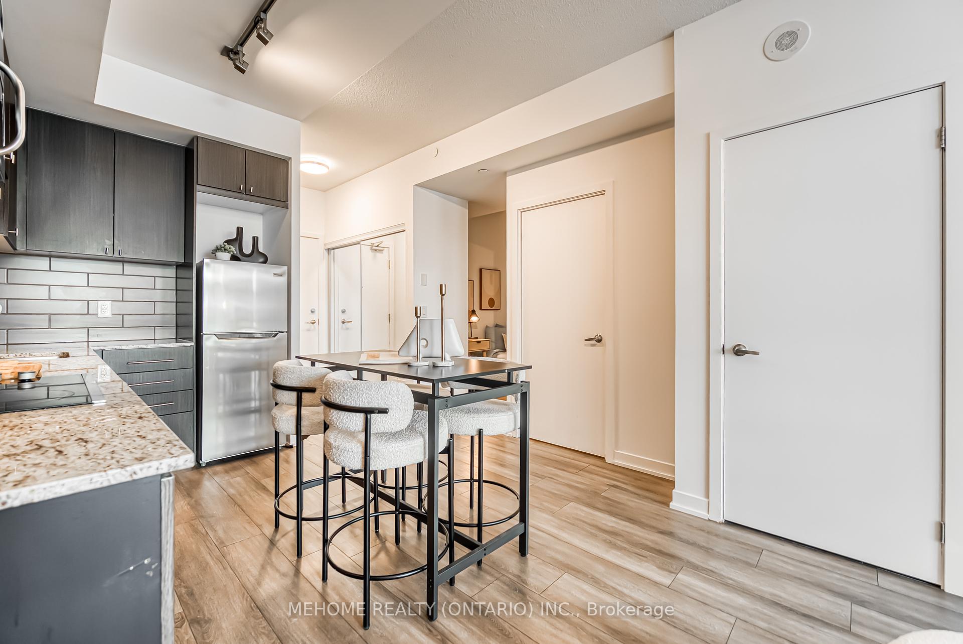 2 Bedrooms Condo at 18 Rean, Toronto For sale